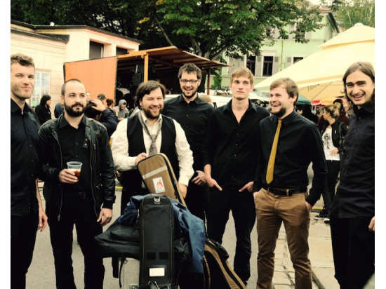 The Shouting Men feat. LK International Band (D)