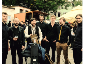 The Shouting Men feat. LK International Band (D)